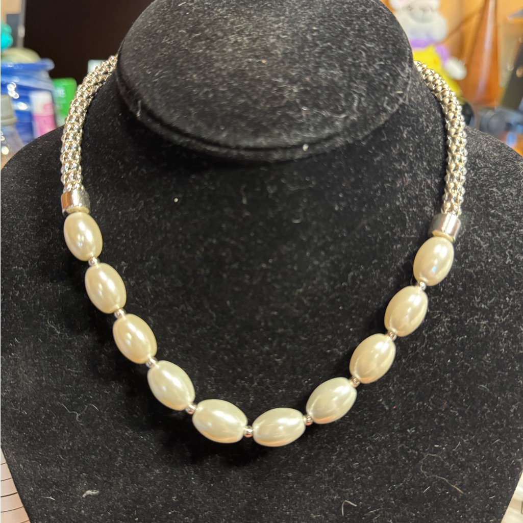 Dana Buchman Faux Pearl And Silver Necklace 10$